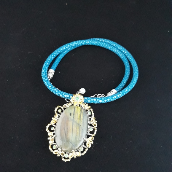 NEW! Handcrafted Labradorite and Stingray Necklace - Picture 14 of 15